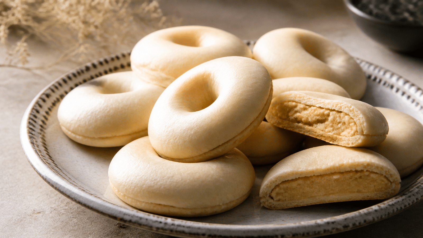 Kaak warka tunisien aux amandes prêt à servir
